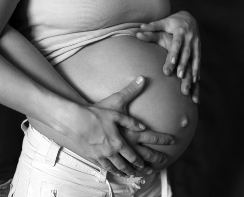 Hochschwangere Frau bei Hebamme
